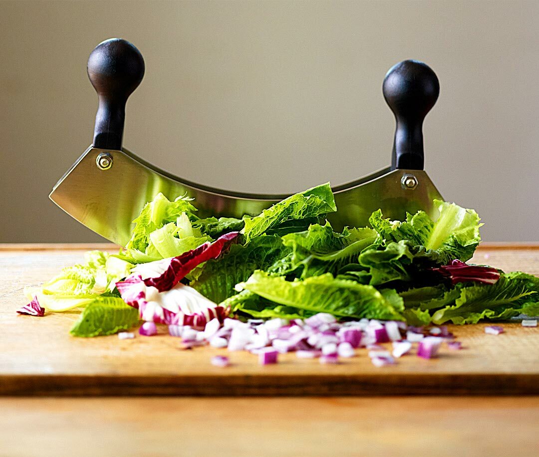 Chopping salad 재료를 둥근 칼날로 자르는 사진