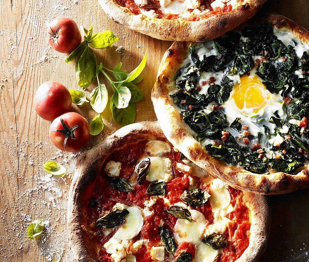 Napoli pizza 480도에 구운 화던 세개 피자와 토마토 사진